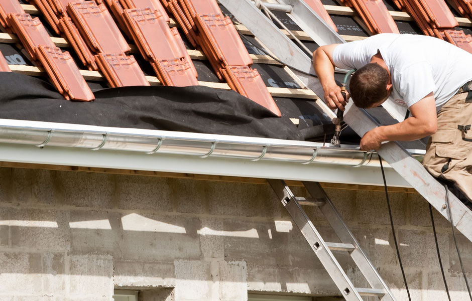 Travaux de zinguerie sur toiture pose de chénaux